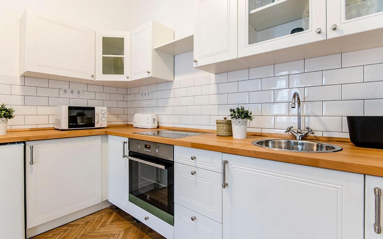 Cozy 2 Bedroom Apartment In Terez Boulevard. Budapest Eksteriør billede