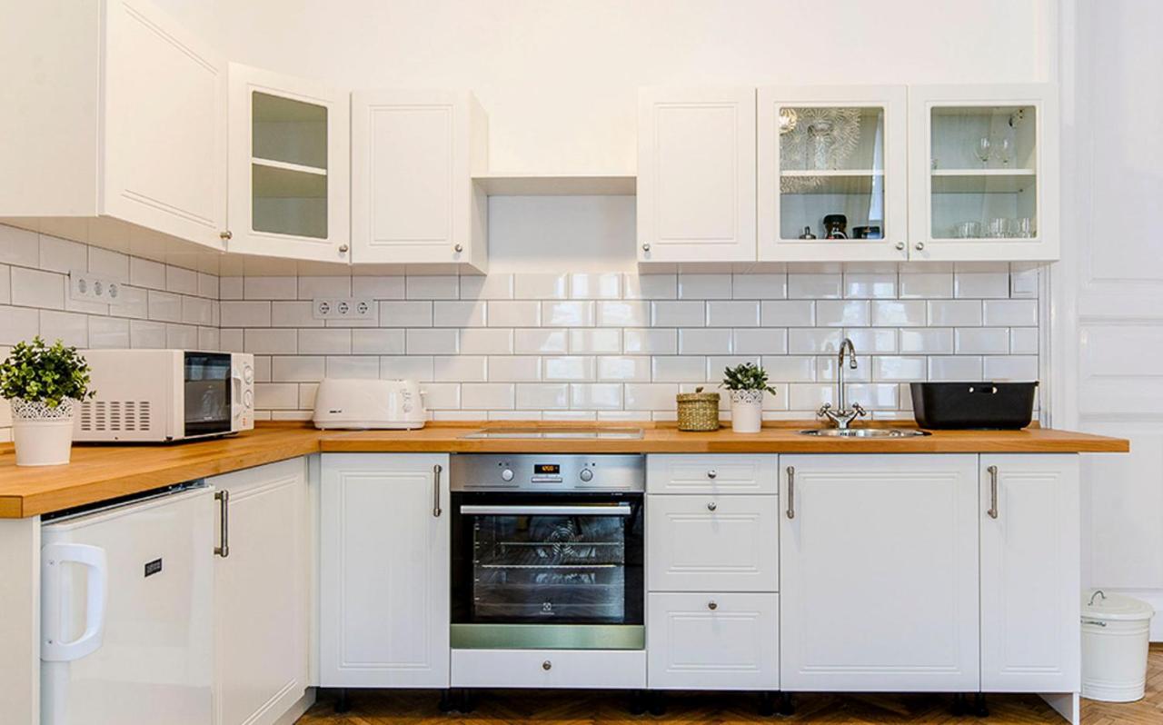 Cozy 2 Bedroom Apartment In Terez Boulevard. Budapest Eksteriør billede