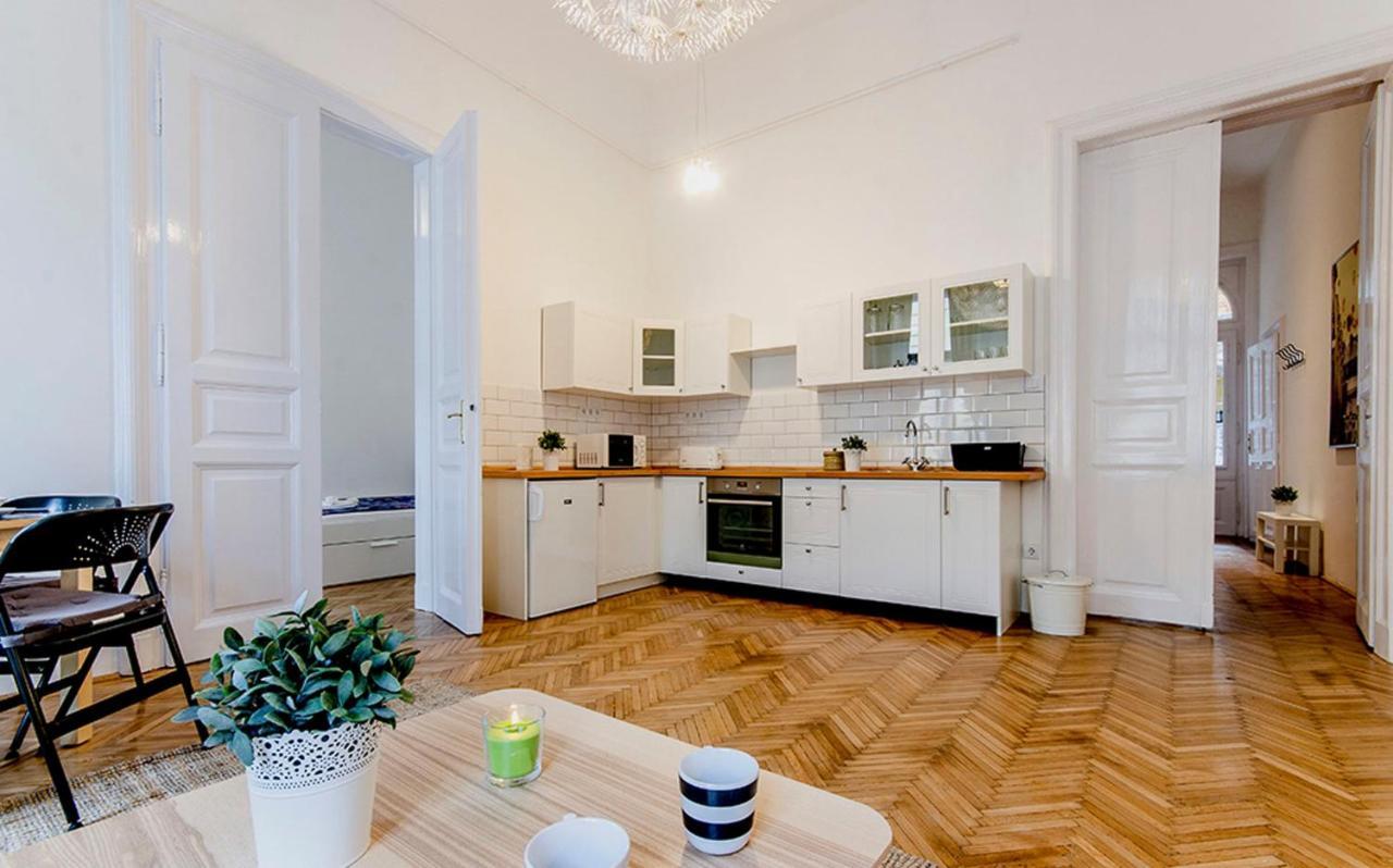 Cozy 2 Bedroom Apartment In Terez Boulevard. Budapest Eksteriør billede