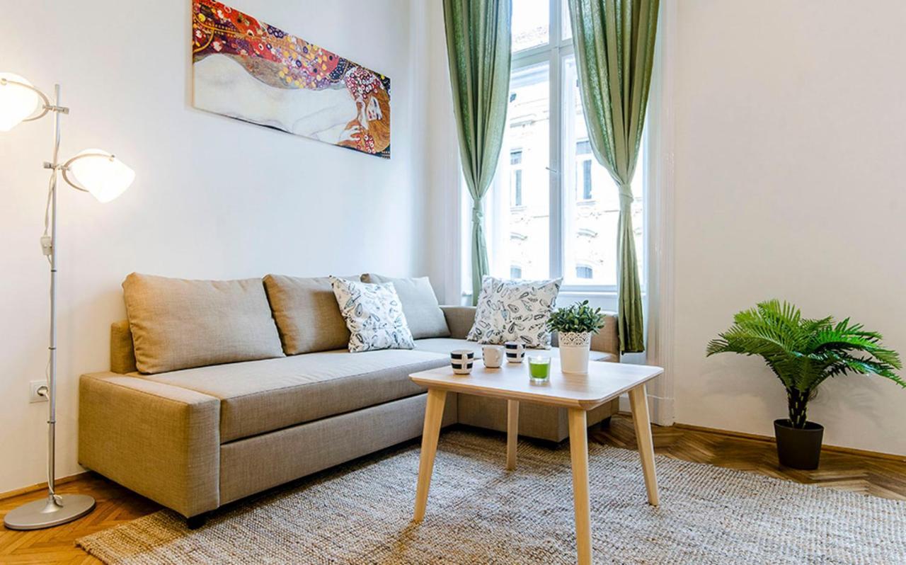 Cozy 2 Bedroom Apartment In Terez Boulevard. Budapest Eksteriør billede