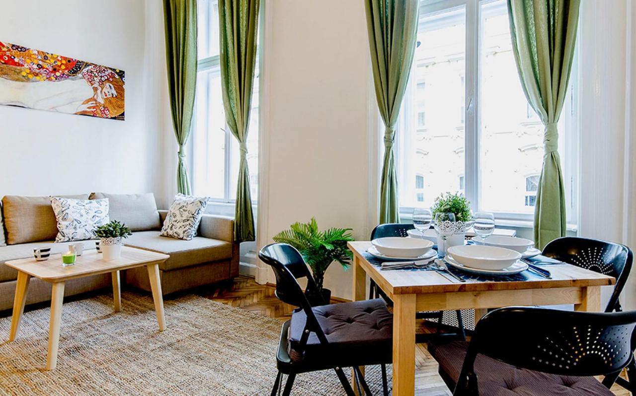 Cozy 2 Bedroom Apartment In Terez Boulevard. Budapest Eksteriør billede